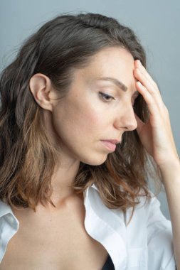 Model, esmer yakın plan. Stüdyoda. Beyaz bir gömlek giyiyor, siyah bir saç stili..