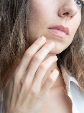 Model, esmer yakın plan. Stüdyoda. Beyaz bir gömlek giyiyor, siyah bir saç stili..