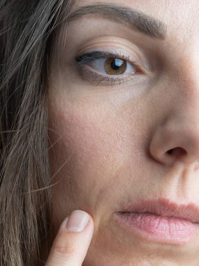 Model, esmer yakın plan. Stüdyoda. Beyaz bir gömlek giyiyor, siyah bir saç stili..