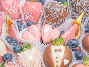 Düğün için çikolata kaplı çilek. İç hat hazır. Kalp şeklinde bir kutu.