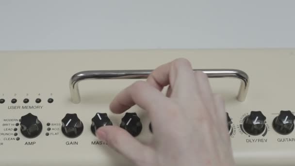 El bir elektro gitar amplifikatör ses düzeyini ayarlama Telifsiz Stok Video