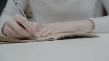 El close-up bir not defterinde yazıyor