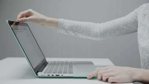 Les femmes ouvrent l'ordinateur portable pour le travail — Video