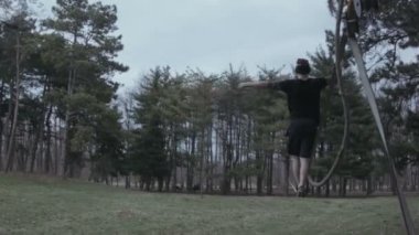 Balacing slackline üzerinde genç adam