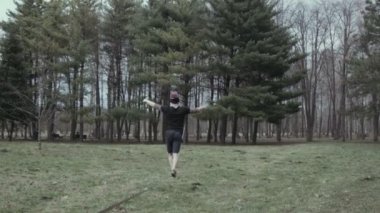 Balacing slackline üzerinde genç adam