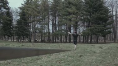 Balacing slackline üzerinde genç adam