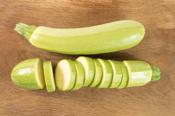 Zucchinis isoliert auf einem hölzernen Hintergrund — Stockfoto