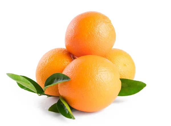 Три апельсини з листям ізольовані на білому тлі — стокове фото