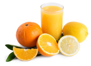 Bardak portakal suyu kesilmiş portakal, limon ve beyaz yaprak ile 