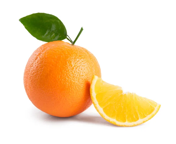Апельсин с листьями и ломтиками на белом фоне — стоковое фото