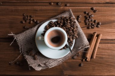 ahşap arka plan üzerinde kahve espresso fincan