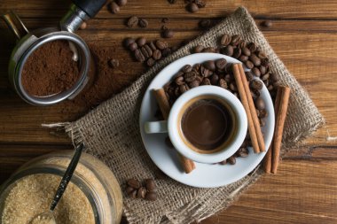 ahşap arka plan üzerinde kahve espresso fincan