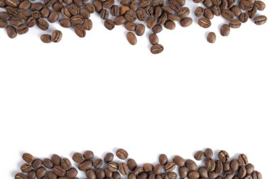 Beyaz arka planda izole kahve çekirdekleri