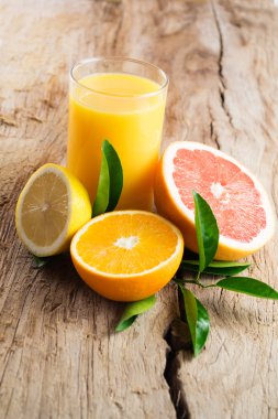 Narenciye suyu kesilmiş portakal, limon ve graperfuit zekâ ile bardak