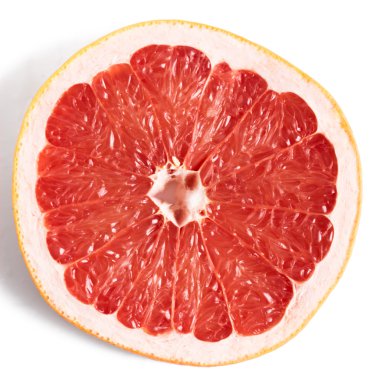 Beyaz arkaplanda izole edilmiş bir parça greyfurt