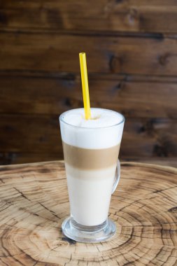 Latte ahşap arka plan üzerinde