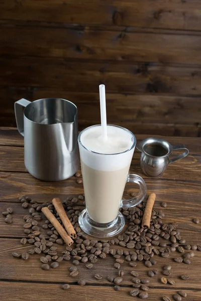 Latte, jigger cup, tillbringare på trä bakgrund — Stockfoto