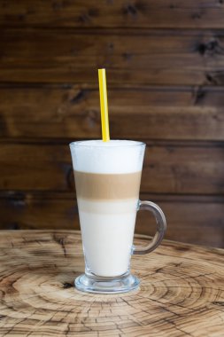 Latte ahşap arka plan üzerinde