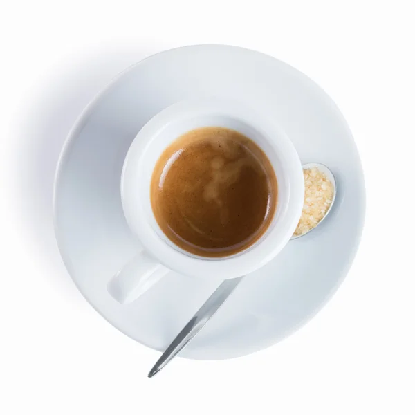 Φλιτζάνι καφέ σε ένα πιατάκι και το κουτάλι που απομονώνονται σε λευκό αμουδερές — Φωτογραφία Αρχείου