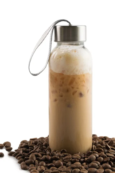 Mocha em garrafa e grãos de café isolados em fundo branco — Fotografia de Stock