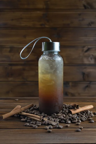 Café gelado em garrafa em um fundo de madeira — Fotografia de Stock