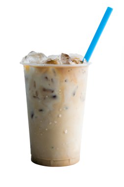 Beyaz arka plan üzerinde izole buzlu kahve