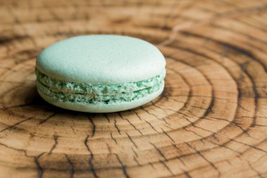 Ahşap arka plan üzerinde acıbadem kurabiyesi