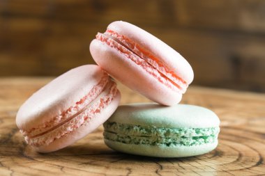 ahşap arka plan üzerinde macaroons