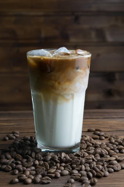 Café gelado em fundo de madeira — Fotografia de Stock