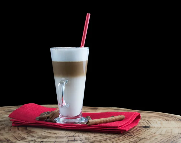 Latte com sementes de café em fundo de madeira — Fotografia de Stock