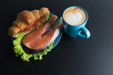 Kruvasan somon ve marul mavi plaka ve mavi kapak