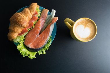 Kruvasan ile Somon, marul mavi plaka ve sarı Kupası c