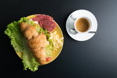 Kruvasan jambon, salam, marul, peynir, domates sarı ile