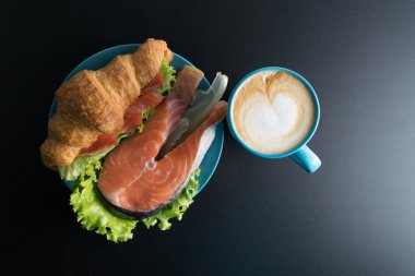 Kruvasan somon ve marul mavi plaka ve mavi kapak