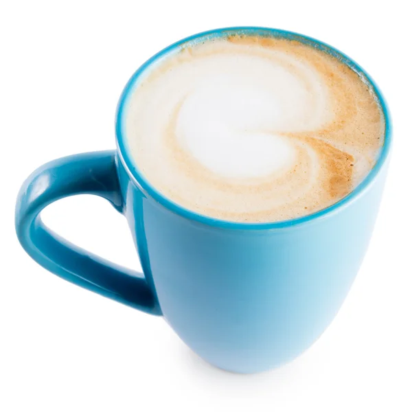 Blauwe kopje koffie latte met hart op schuim geïsoleerd op witte ba — Stockfoto