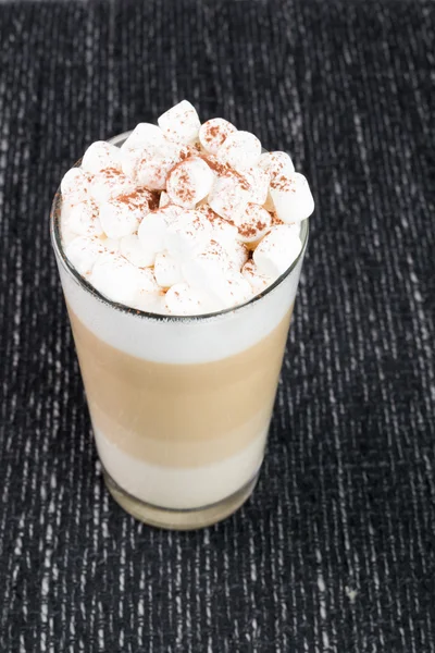 Sütlü kakao tozu kumaş arka plan üzerinde