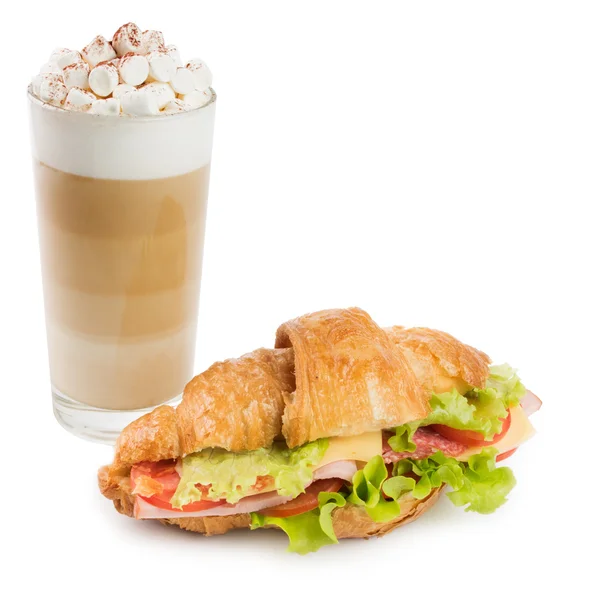 Croissant con café con leche aislado sobre fondo blanco —  Fotos de Stock