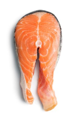 beyaz zemin üzerine somon steak