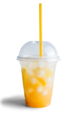 Buz ve beyaz arka plan üzerinde izole portakal dilimleri ile limonata