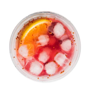Buz ve beyaz arka plan üzerinde izole Limon kızılcık içki