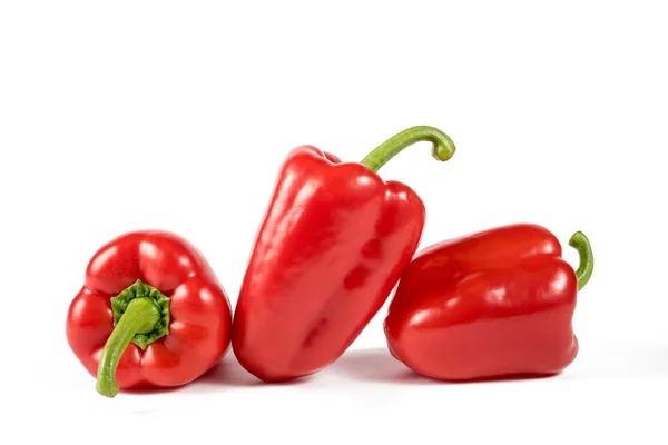 Drei reife rote Paprika isoliert auf weißem Hintergrund — Stockfoto