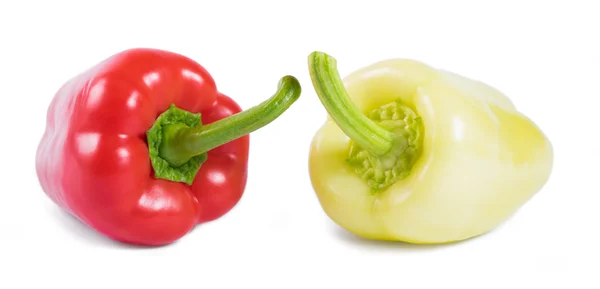 Červené a žluté papriky izolovaných na bílém pozadí — Stock fotografie