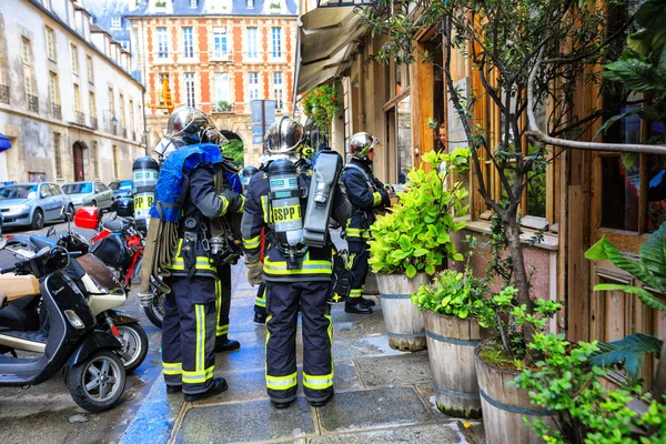 Bomberos llegaron a la llamada de emergencia, París —  Fotos de Stock