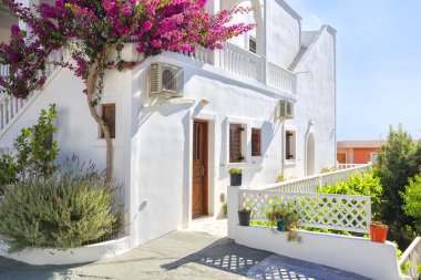 Leylak rengi bougainvillea çiçek ile geleneksel Yunan ev