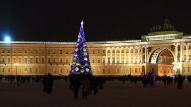 Kraliyet arabası sürmek ve turistler, yürüyüş Noel ağacı Dvortsovaya, Saray Meydanı, Saint Petersburg parıldamaktadır..
