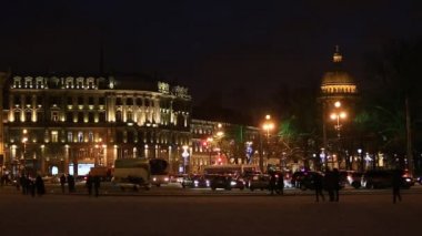 Trafik ve Dvortsovaya, Palace square yakınındaki yürüyen turist