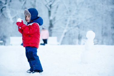 Çok güzel çocuk kar ile eğleniyor