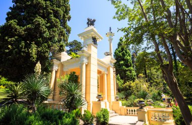 Yaz günü Botanik Bahçesi, Sochi, Rusya, Yunan çardak