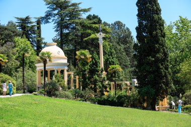 Yaz günü Botanik Bahçesi, Sochi, Rusya, Yunan çardak