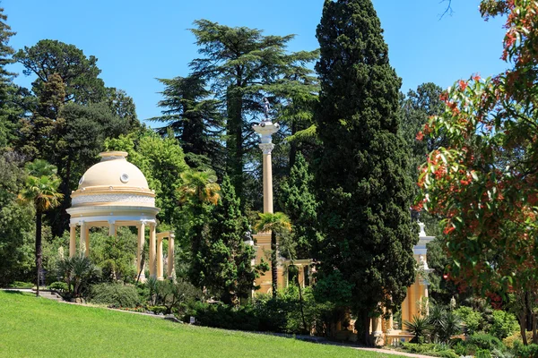 Greek gazebo in the arboretum in Sochi, Russia, summer day — Stock Photo, Image